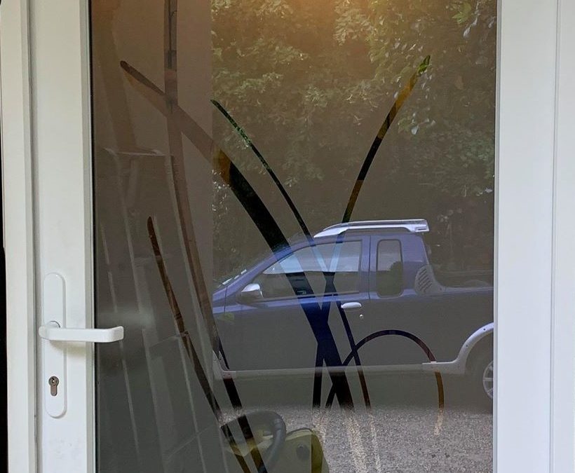 Porte d'entrée vitrée pvc blanc vitrage securit decor arabesque