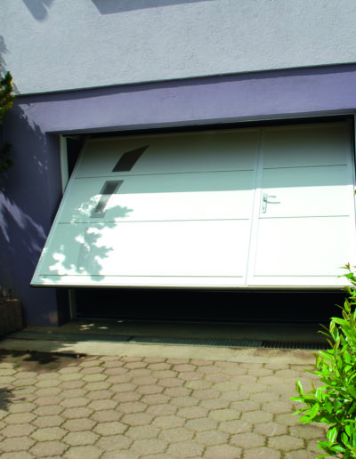 Porte de garage sur mesure fabrication francaise basculante débordante avec portillon intégré matière acier