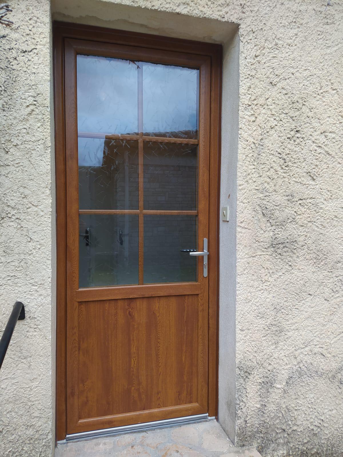 Porte d'entrée pvc chêne doré, fabrication sur mesure, petits bois incorporé, verre opaque 