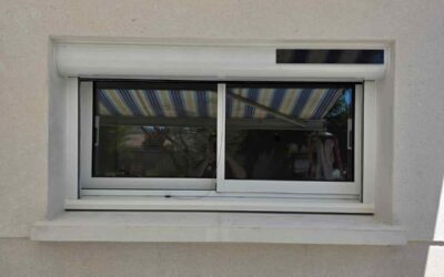 Volet roulant solaire avec moustiquaire intégrée