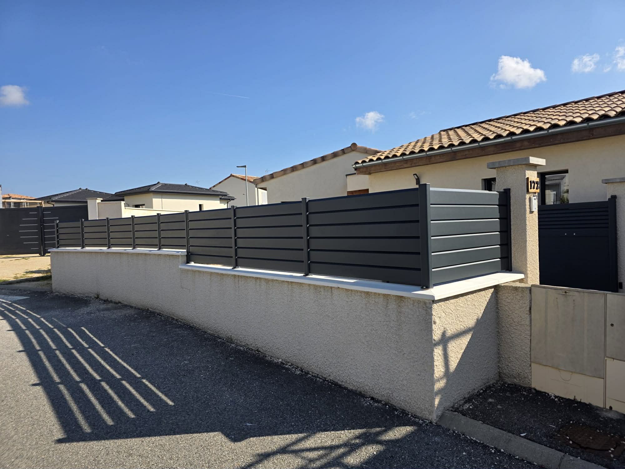 486209044_1860135031409423_306692543034259118_n Clôture aluminium lames persiennées