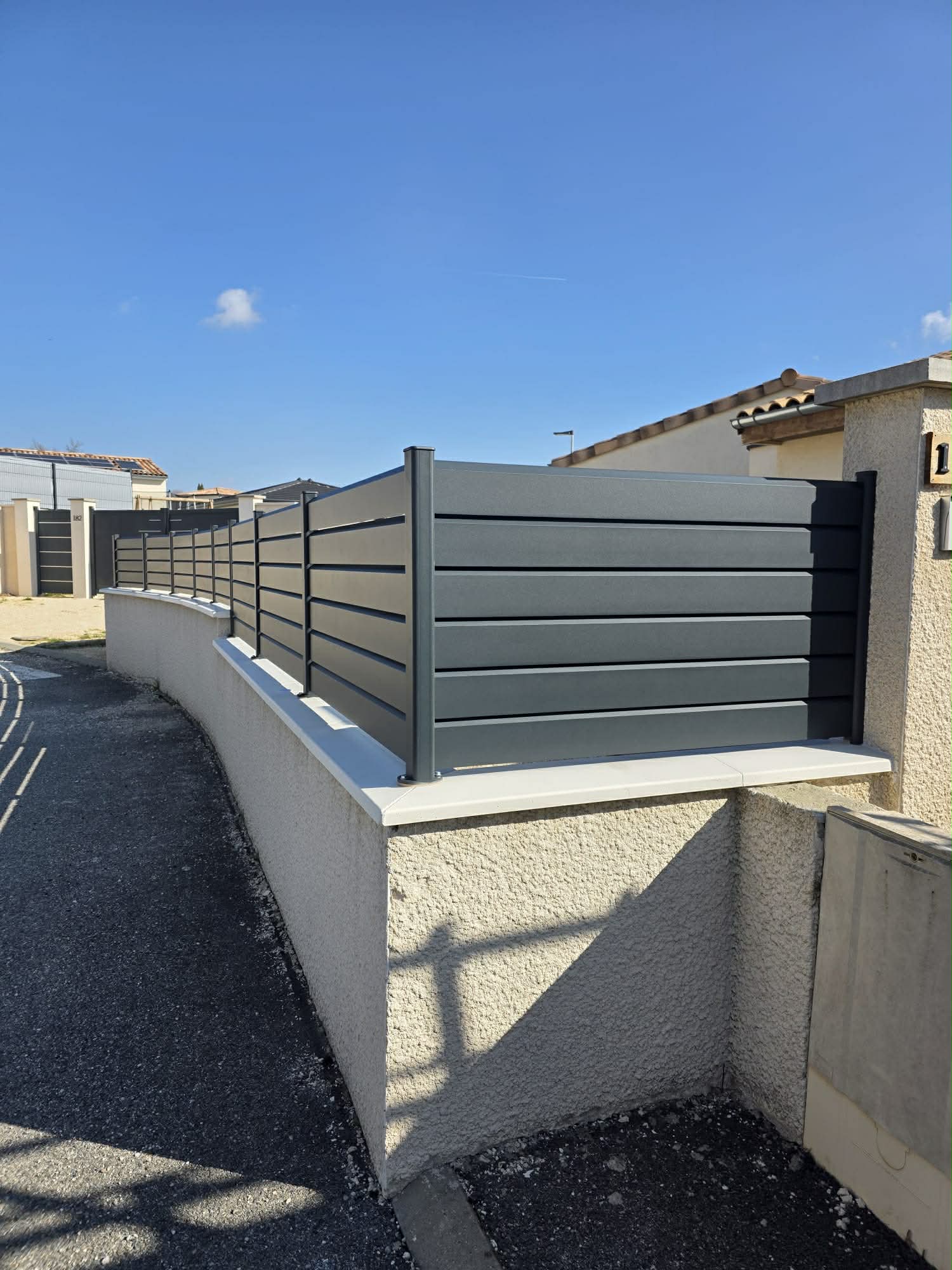 486209044_1860135031409423_306692543034259118_n Clôture aluminium lames persiennées