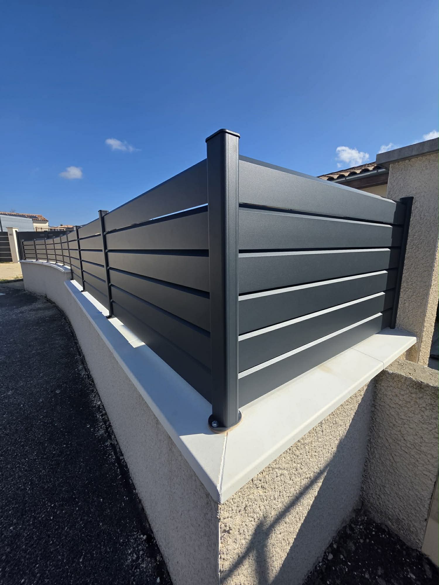 486209044_1860135031409423_306692543034259118_n Clôture aluminium lames persiennées