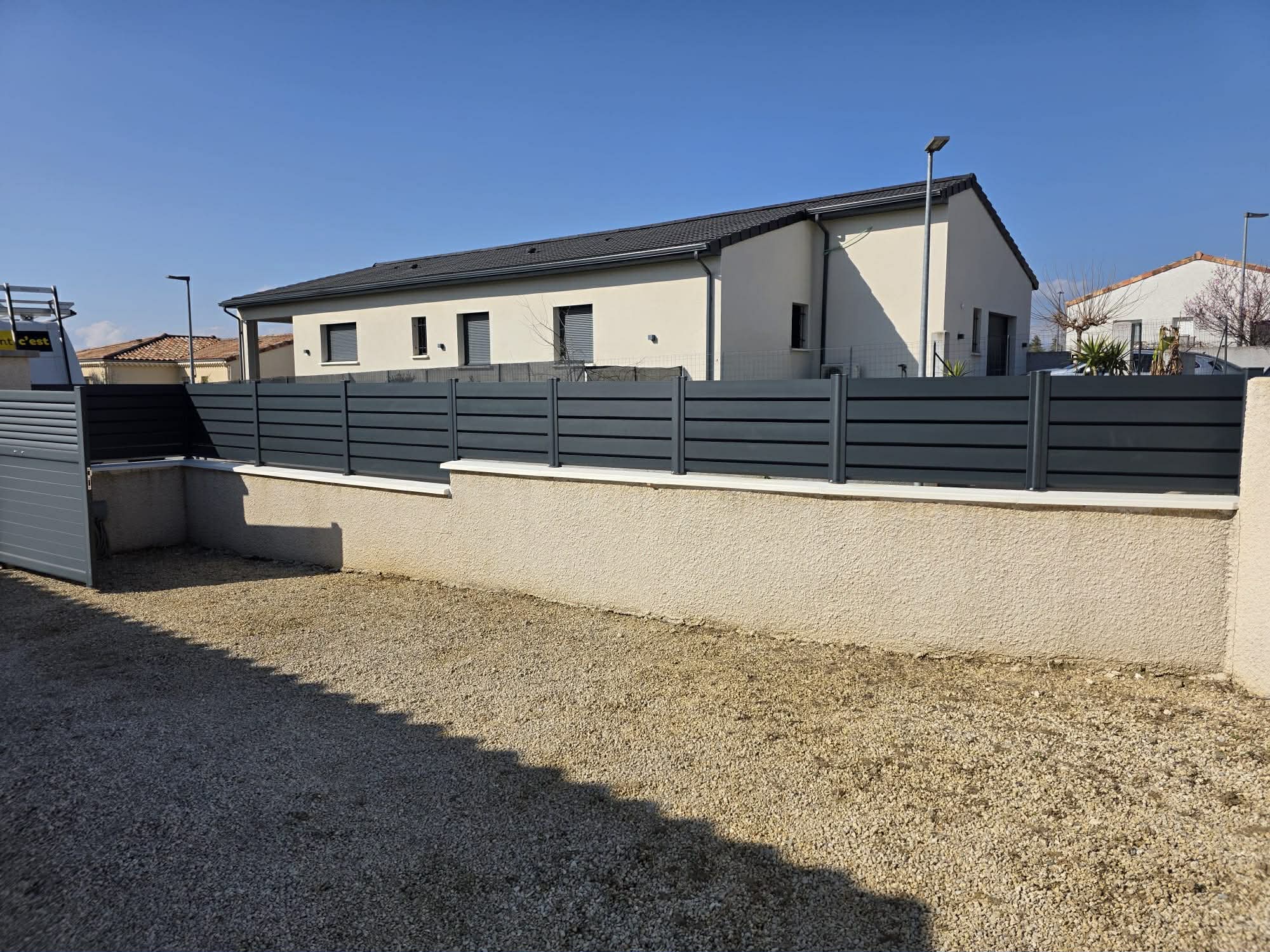 486209044_1860135031409423_306692543034259118_n Clôture aluminium lames persiennées